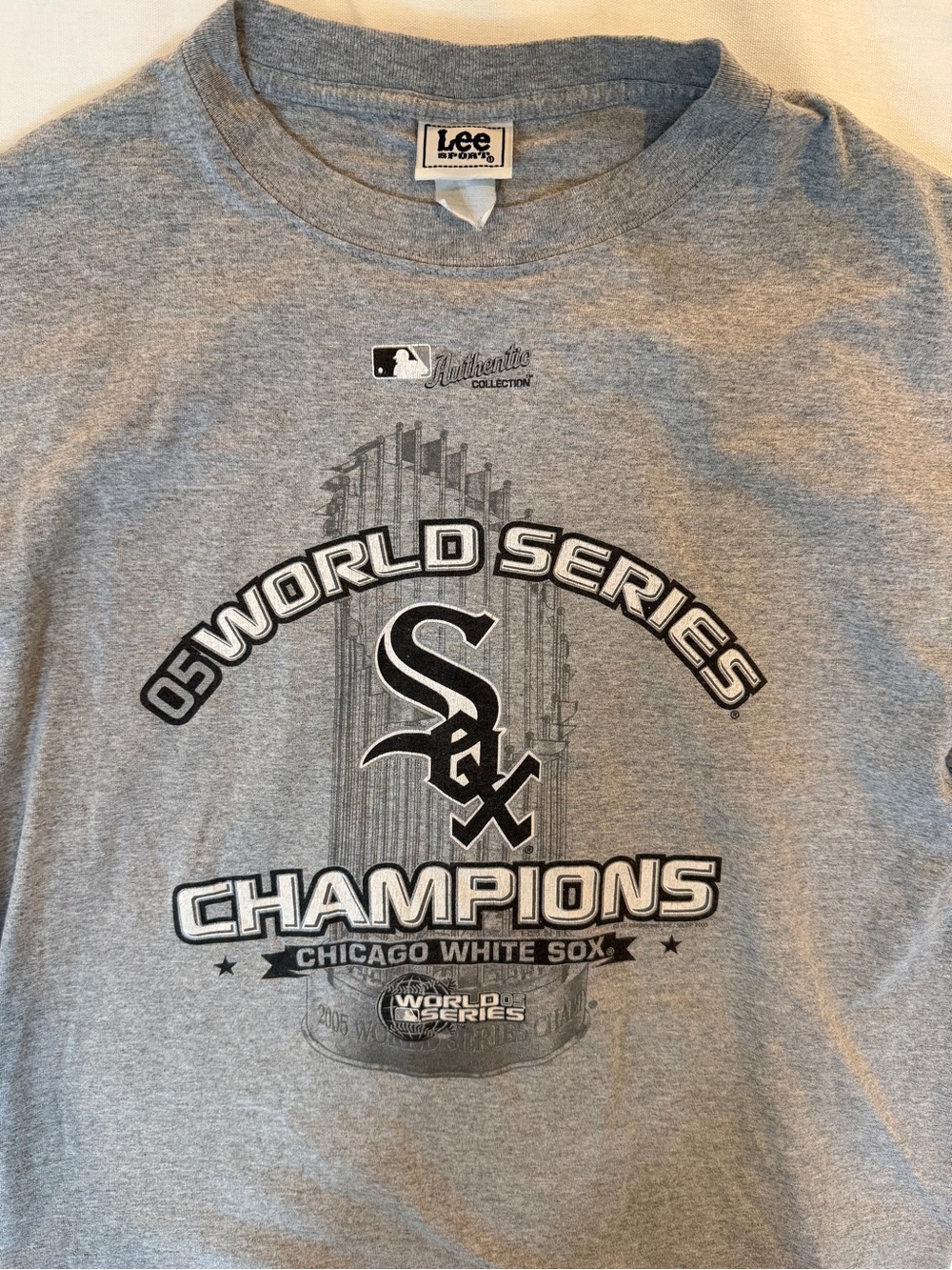 Lee Sport Chicago White Sox 2005 World Series Champions Gray Tee L
